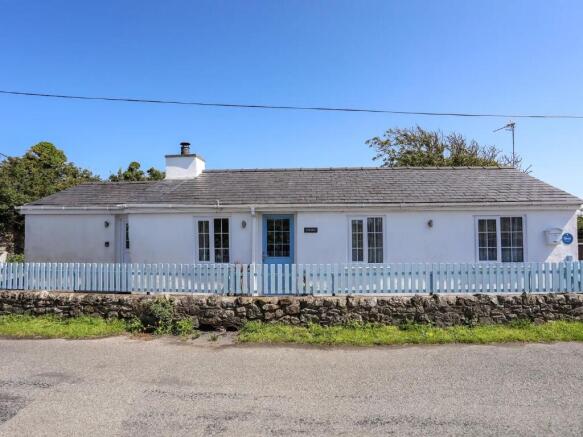 6 bed property, in Ffrwd Cottage & Ffrwd Lodge, £440,000