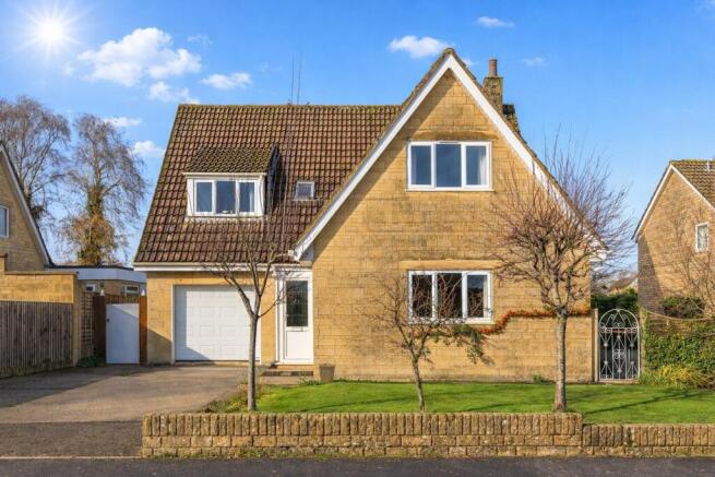 3 bed property, in Birchwood Close, £550,000
