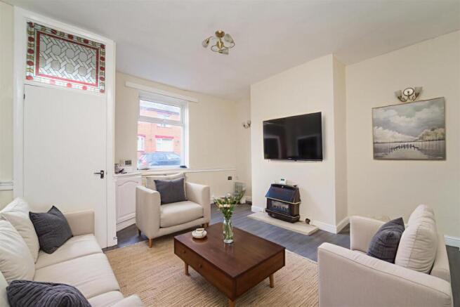 2 bed property, in Lever Street, £150,000
