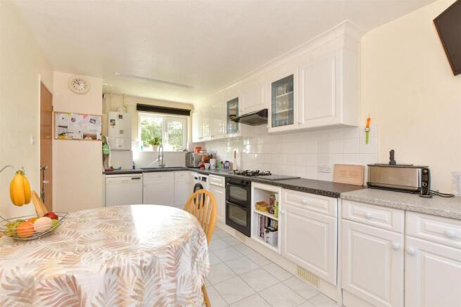 3 bed property, in Hookes Way, £200,000