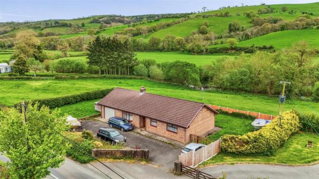 3 bed property, in Manafon, £220,000
