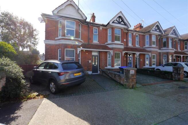 2 bed property, in Kingsland Road, £215,000