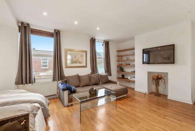 2 bed property, in Harrow Road, £475,000