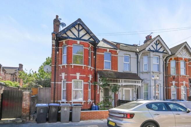 4 bed property, in Wotton Road, £435,000