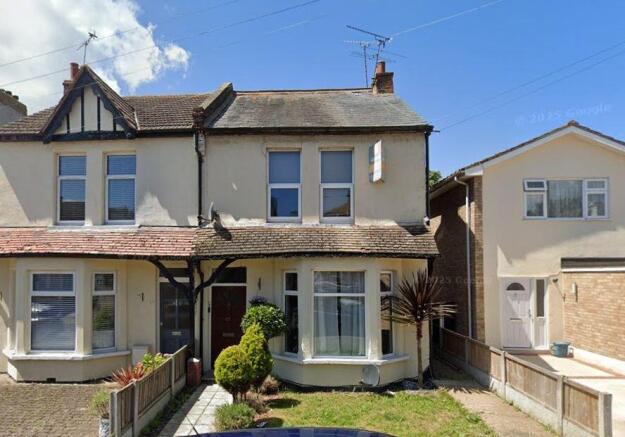 2 bed property, in 27A West Road, £100,000
