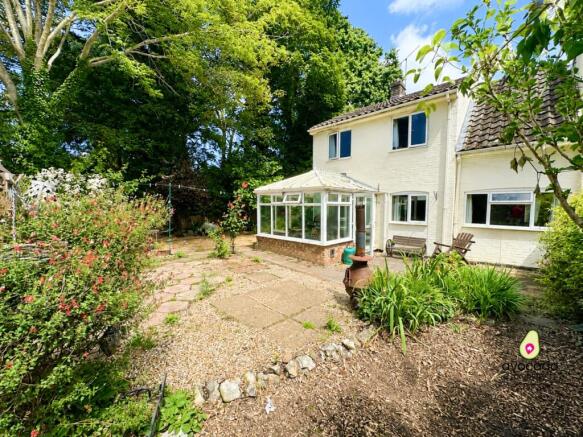 3 bed property, in Manor Close, £230,000