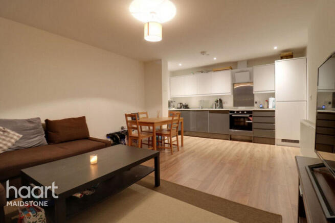 2 bed property, in Lower Stone Street, £70,000