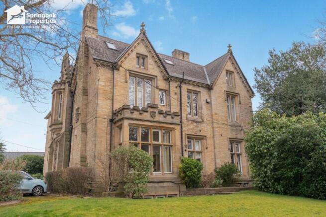 2 bed property, in St. Ann’S Tower, £125,000