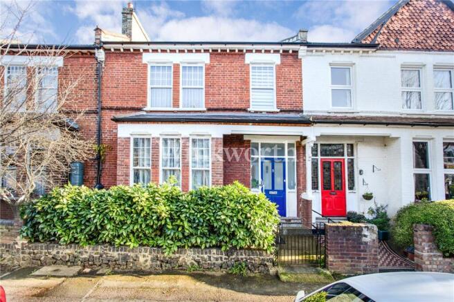 1 bed property, in Woollaston Road, £450,000