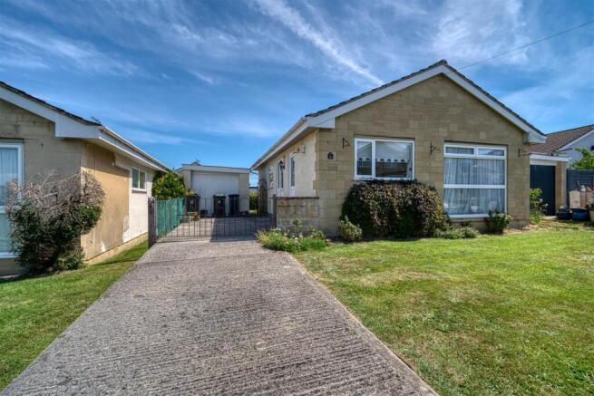2 bed property, in Vale Road, £300,000