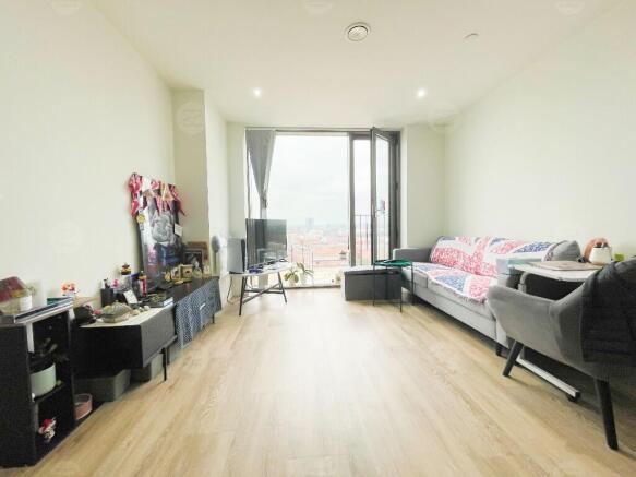 2 bed property, in Oxygen Tower, £320,000
