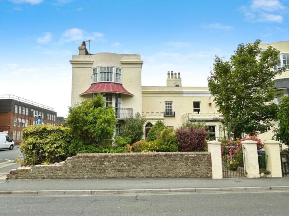 5 bed property, in High Street, £425,000