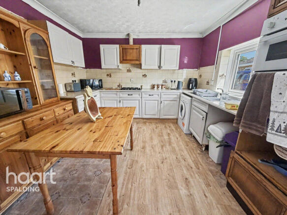2 bed property, in Spalding PE12, £220,000