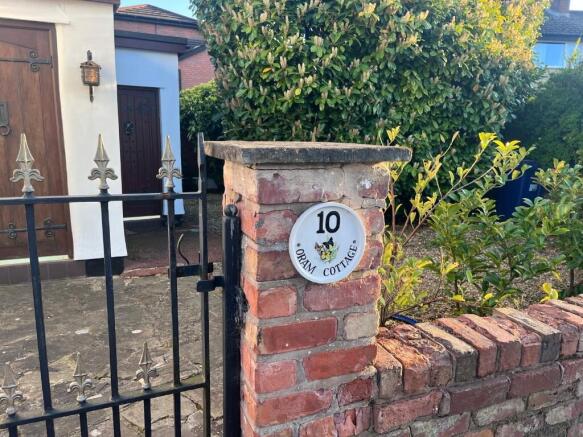 2 bed property, in Leyland Lane, £250,000