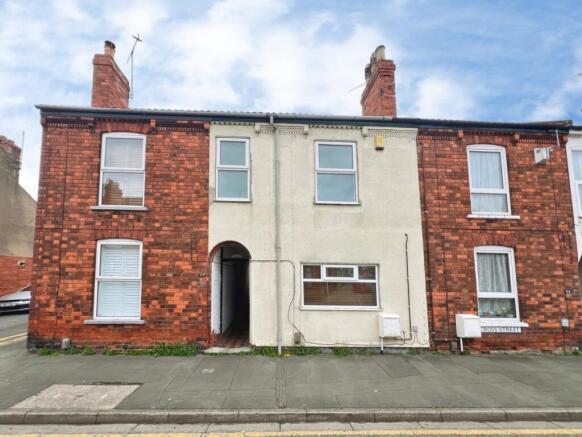 2 bed property, in Cross Street, £110,000