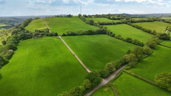2 bed property, in Bampton, £650,000