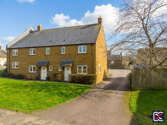 2 bed property, in Canons Ashby Road, £294,000