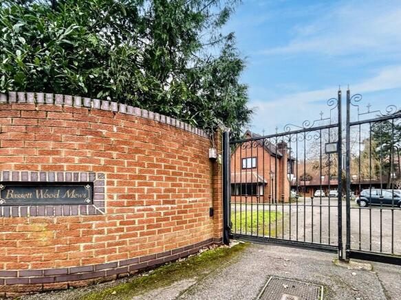 1 bed property, in Bassett Crescent West, £280,000