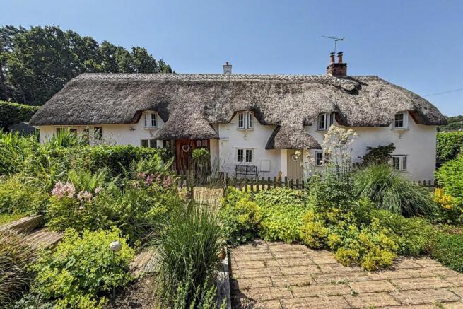3 bed property, in Colehill, £689,500