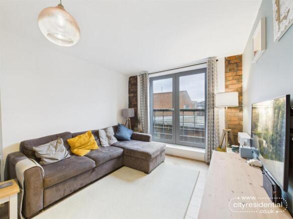 2 bed property, in Henry Street, £165,000