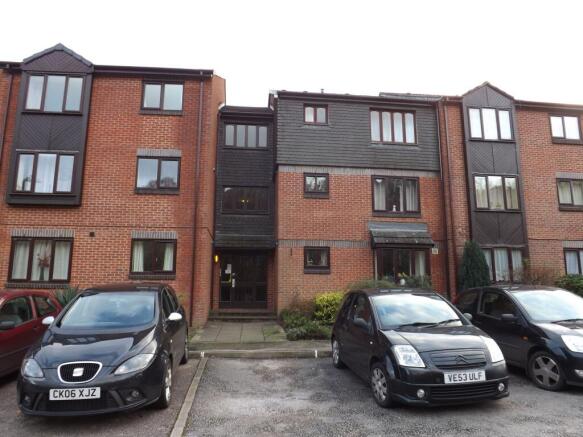 1 bed property, in Kinnerton Court, £99,950