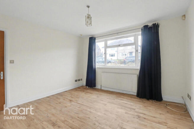 3 bed property, in Kingswood Avenue, £400,000
