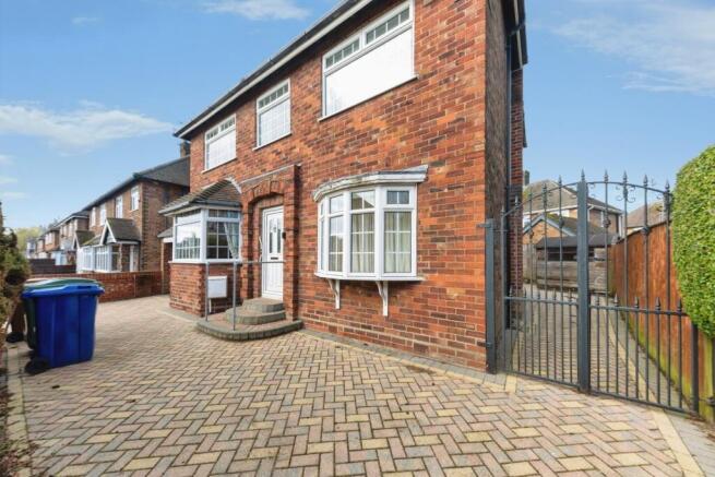 3 bed property, in Canterbury Drive, £140,000