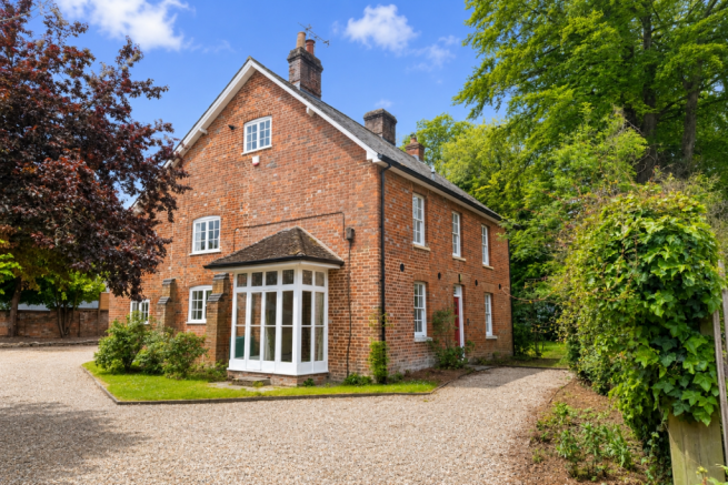5 bed property, in Cambridge Villa, £850,000