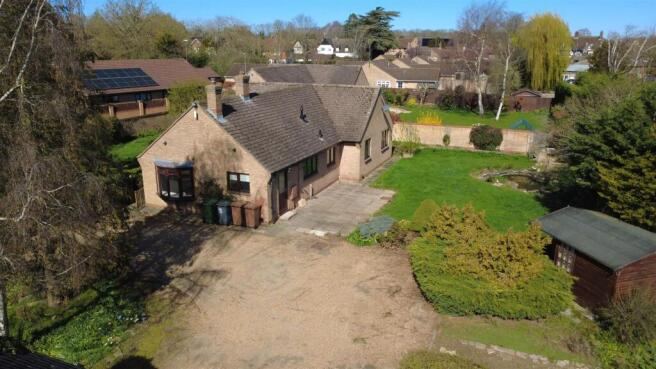 3 bed property, in Holywell Way, £550,000