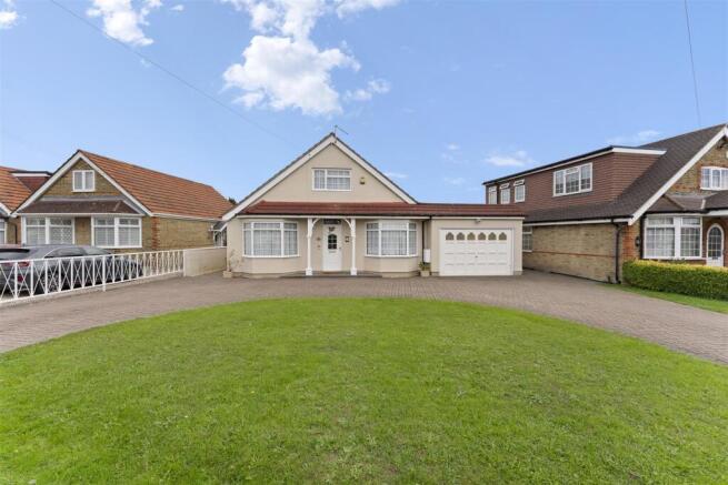 4 bed property, in Pole Hill Road, £850,000