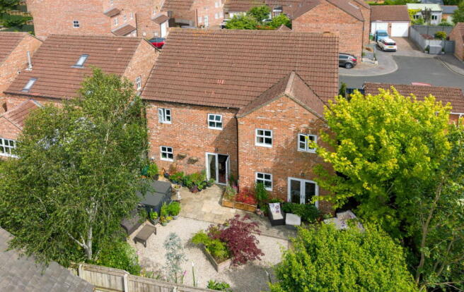 4 bed property, in Jubilee Close, £400,000