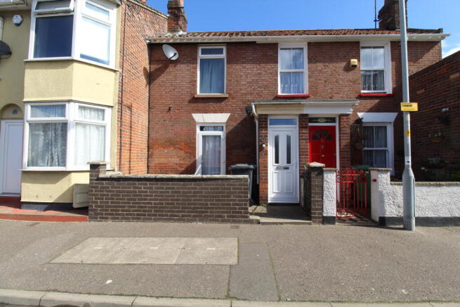 2 bed property, in Queens Road, £110,000