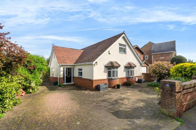 4 bed property, in Hedge Place Road, £725,000