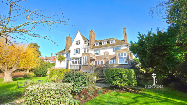 2 bed property, in Second Avenue, £275,000