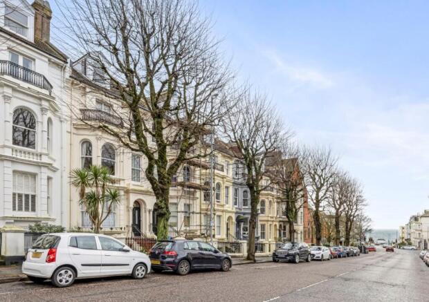 2 bed property, in Flat 14 Dunblair Court, £160,000