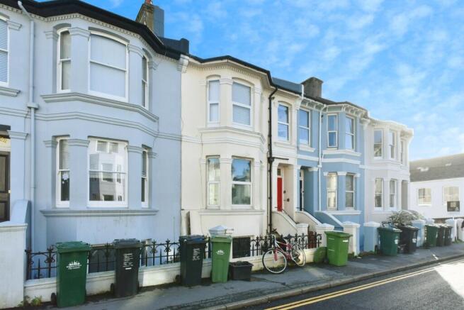 1 bed property, in Queens Park Road, £220,000