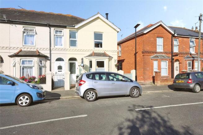 2 bed property, in Cross Street, £200,000