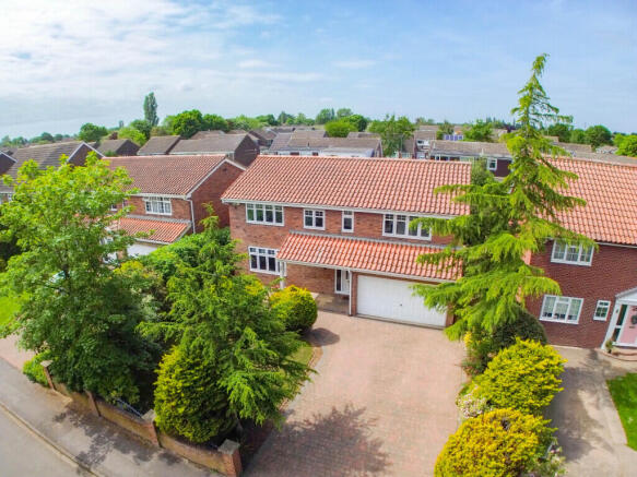 5 bed property, in Dinsdale Drive, £438,000