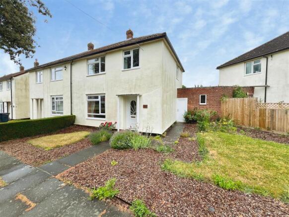 3 bed property, in Pool Rise, £230,000