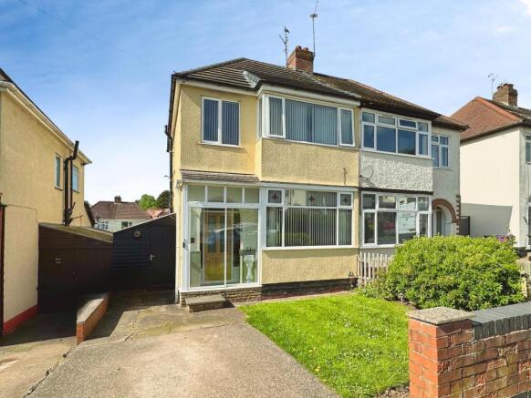 3 bed property, in Lynton Avenue, £250,000