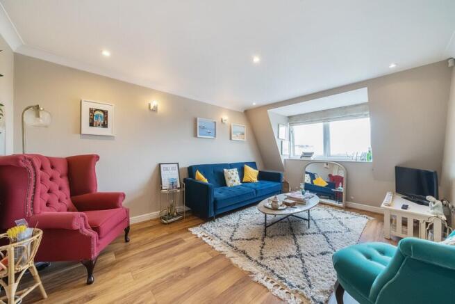 2 bed property, in Lavender Hill, £400,000
