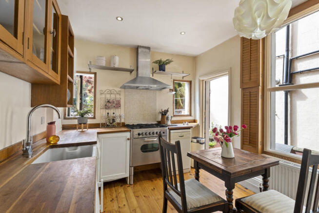 1 bed property, in Glengall Road, £450,000