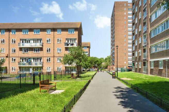 2 bed property, in Paragon Road, £300,000