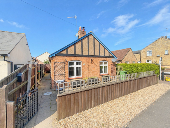 2 bed property, in Newtown Road, £219,000