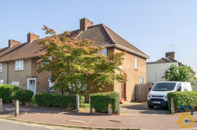 3 bed property, in Langley Crescent, £425,000