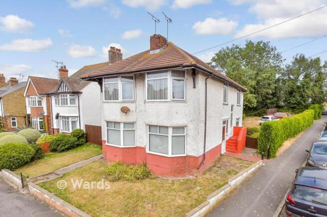 2 bed property, in Madeira Road, £180,000
