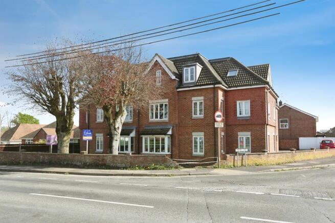 1 bed property, in Lower Northam Road, £110,000