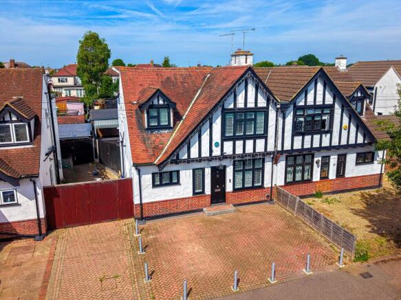 5 bed property, in Meadow Way, £900,000