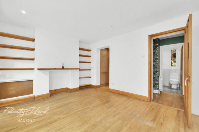 2 bed property, in Sylvester Path, £550,000