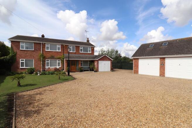 5 bed property, in Cobgate Close, £450,000